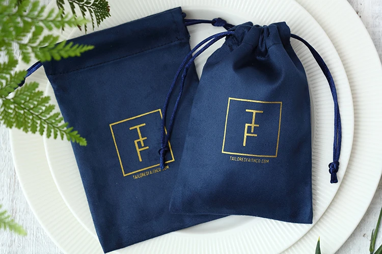 50 шт./лот подарочные сумки для ювелирных изделий темно-синие фланелевые мешочки на шнурке для свадебной упаковки подарочные косметички можно заказать размер/логотип