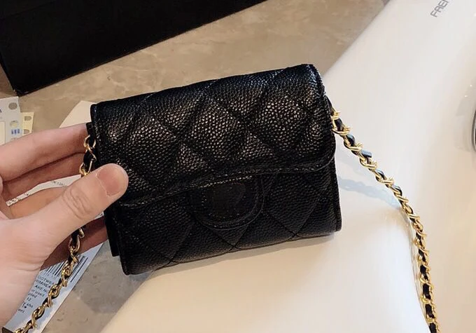 

The 2019 stylish mini change wallet is easy to carry and has a chain .cowhide