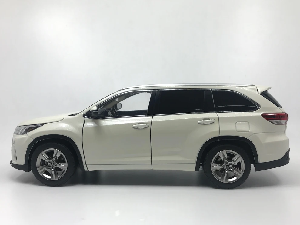 Модель Paudi 1/18 1:18 Масштаб Toyota Highlander белый литой модельный автомобиль игрушка, модель автомобиля двери открытые