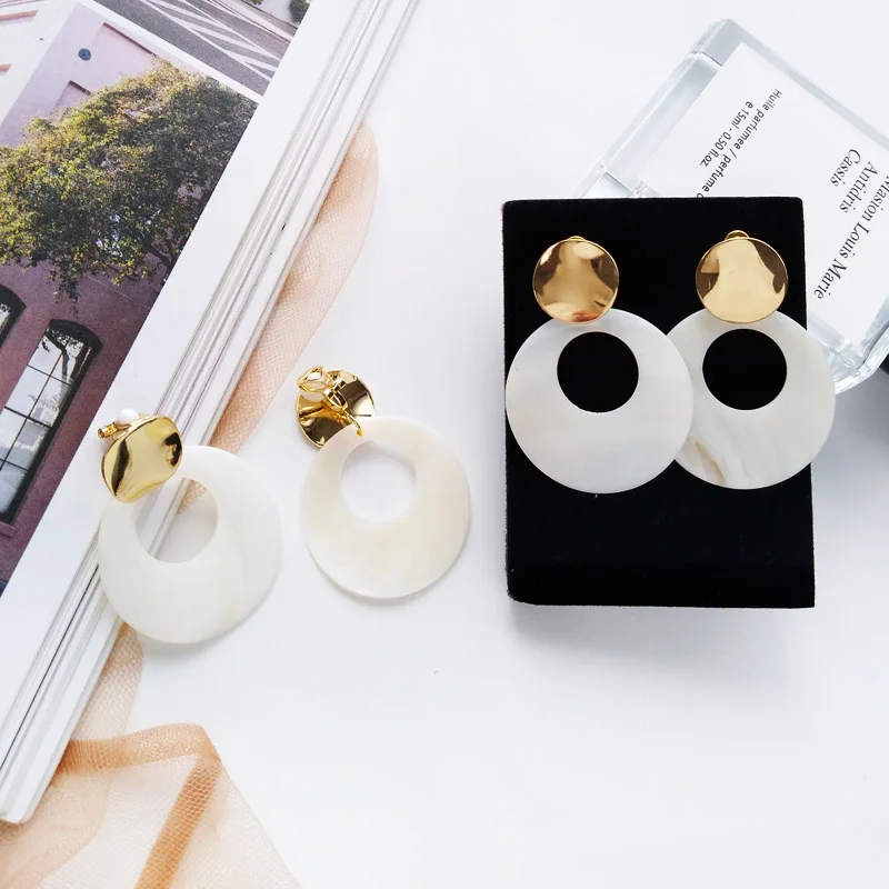 

Free Shipping White Round Resin Earring