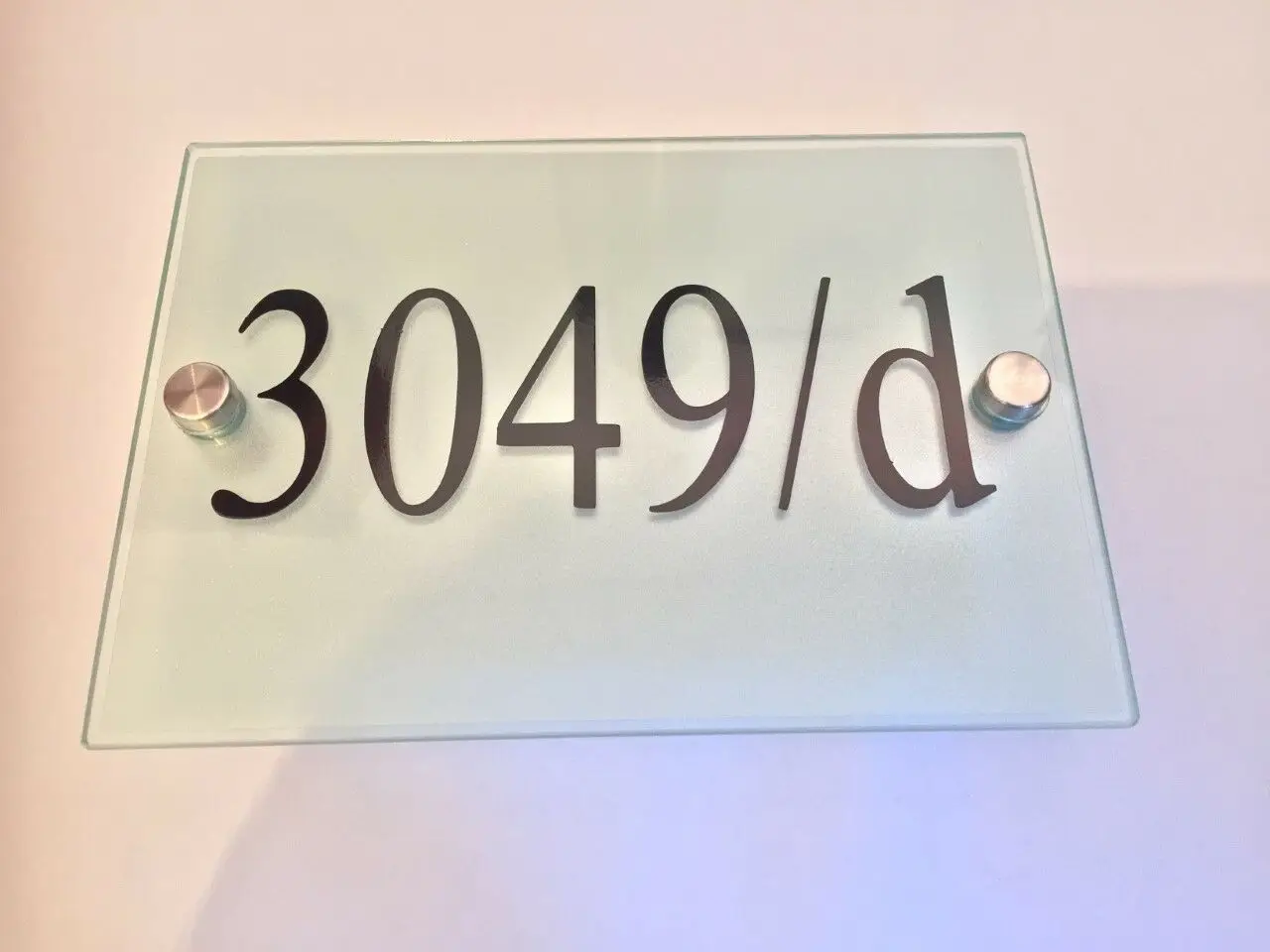 буквы с подсветкой эдем. буквы на стекле. объемная буква d. стеклянные буквы 3d. стеклянные буквы 3d.