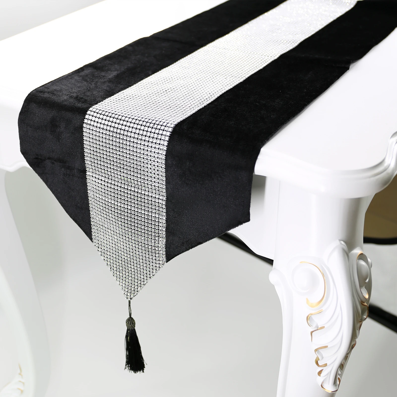 

Free Shipping 32*180cm Modern Rhinestones Table Runner For Wedding Party Chirstmas Cake Floral Flannel Tablecloth Decoration