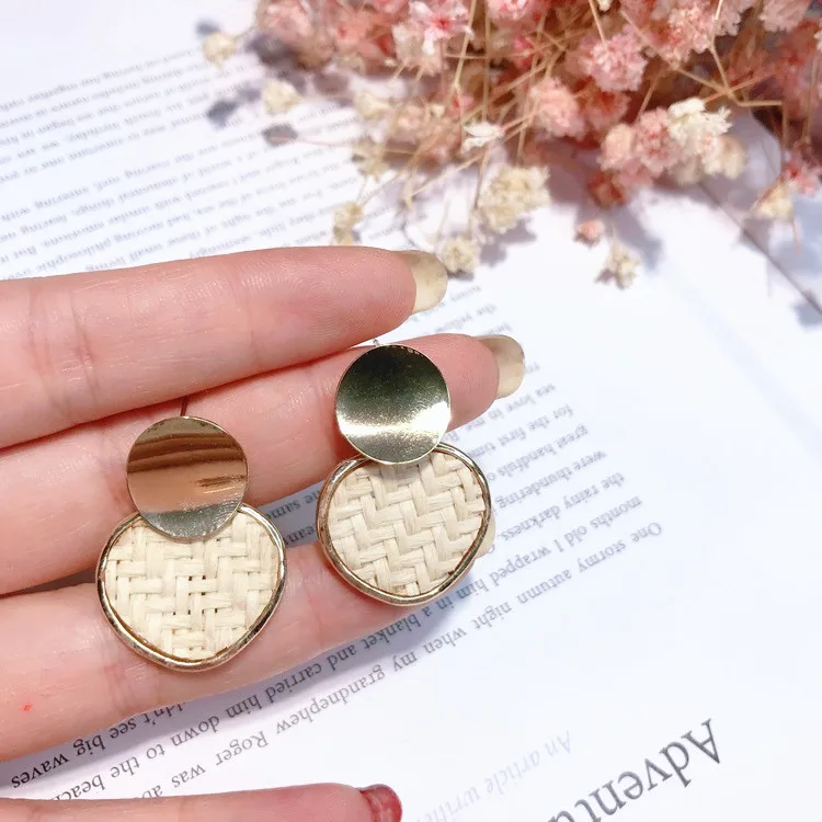 AOMU Fashion Metal Wafer Handmade Round Circle Shape Rattan Straw Weave Long Drop Earrings For Women Dangle Pendientes Holiday