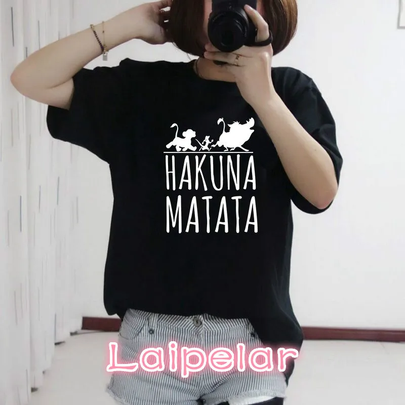 2018 هاكونا ماتاتا إلكتروني طباعة تي شيرت أوم الصيف النساء قصيرة الأكمام تي شيرت زائد حجم المرأة عارضة 100% ٪ أعلى