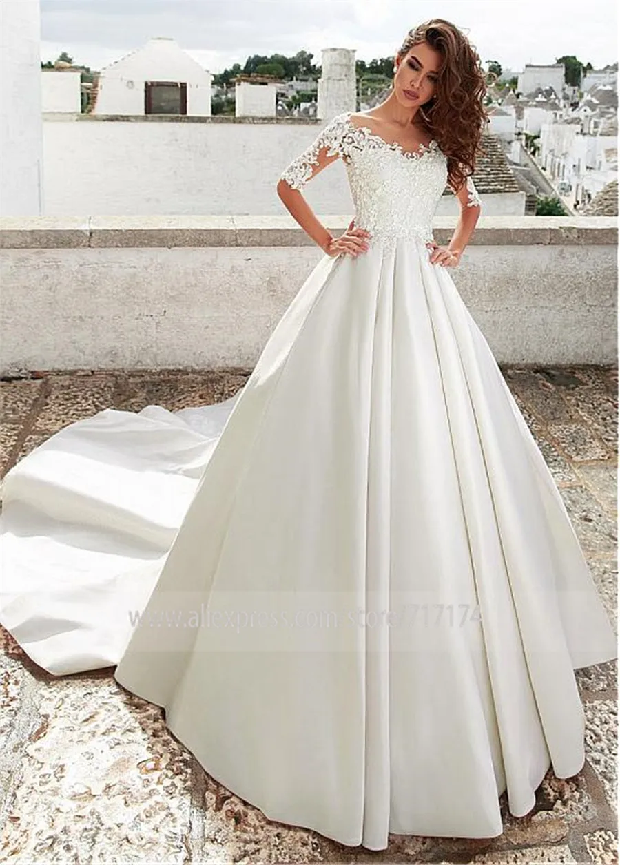 Простое атласное жемчужное декольте А-силуэт свадебное платье с кружевными аппликациями и 3D цветами Половина рукава Свадебные платья Свадебное платье