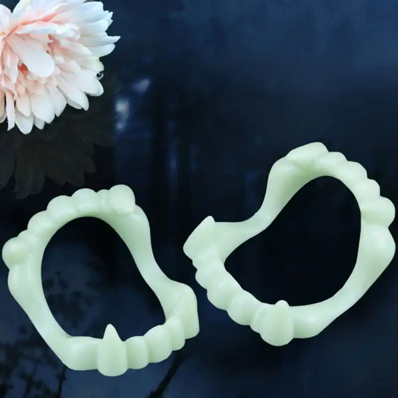 Dente De Vampiro Brinquedo . Ao Lado, Você Pode Instalar Suportes Para Trabalhar Com Bens Pesados.