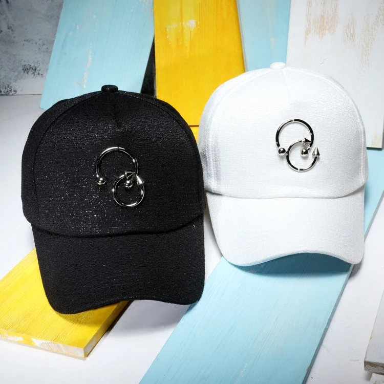 

Men Casual Baseball Caps With Metal Pendant Fashion Solid Color Snapback Cap Women Sunscreen Summer Hats Bones Mujer