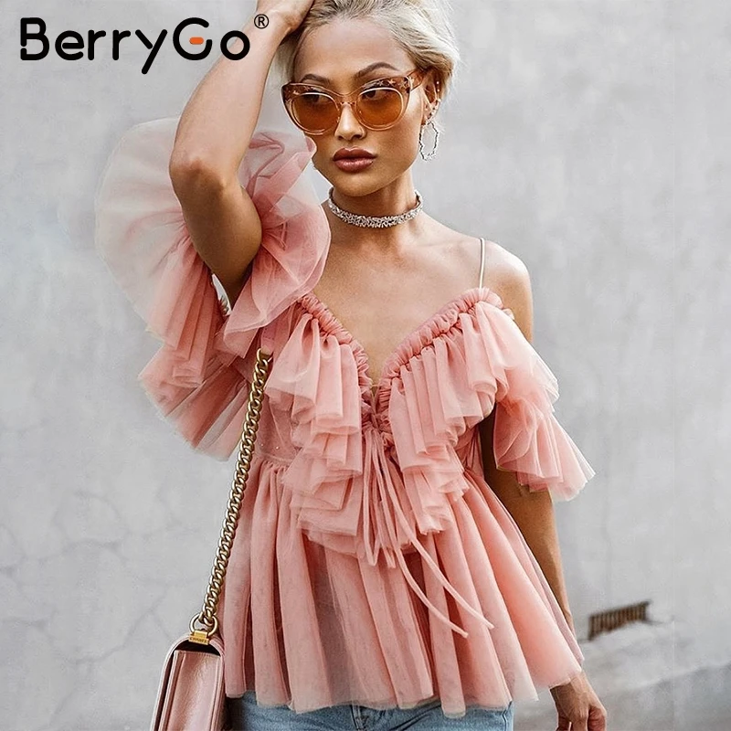 BerryGo Sexy V образным вырезом с открытыми плечами, сеточка синяя блузка для женщин Элегантный рюшами рубашка летние розовые Топы корректирующие повседневное уличн