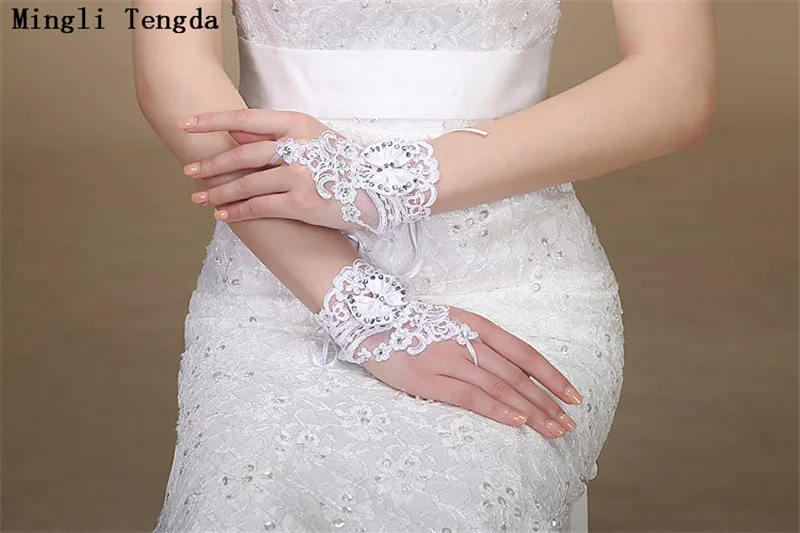 2018 Новый Кружево со стразами Свадебные перчатки мода цветы короткие пальцы Свадебные Интимные аксессуары белый невесты Прихватки для