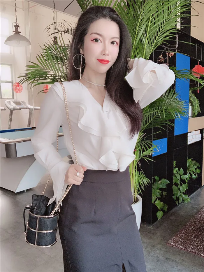 0309-09 荷叶边V领珍珠扣白色长袖衬衫上衣搭配前开叉蕾丝拼接直身裙套装 300 (40)