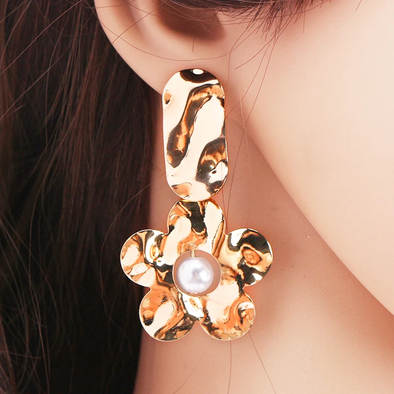 

ES109 Pearl Flower Shaped Metal Dangle Drop Earrings New Fashion Irregular Geometric Glossy metal Earrings Women Jewelry Gift