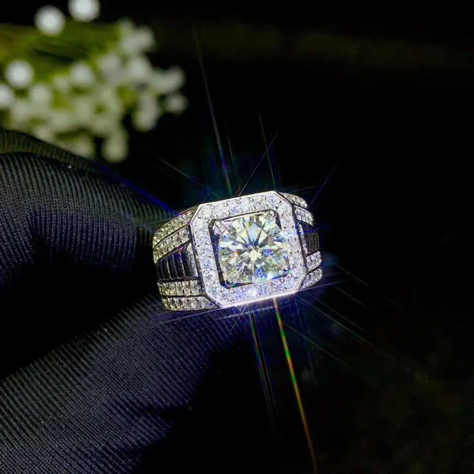 Мужские кольца Moissanite, в настоящее время самые популярные драгоценные камни, имеют высокую твердость, сравнимую с бриллиантами. 925 серебро