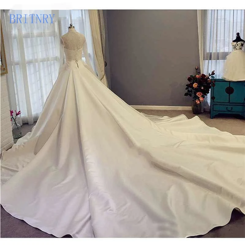 Vintage-Muslim-Wedding-Dresses-2018-High-Collar-Full-Sleeves-Button-Elegant-Bridal-Gowns-With-Royal-Train (1)_