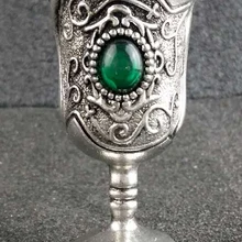 Разработка китайских коллекционные тибетского серебра украшенные ручной работы инкрустированные с имитацией зеленый шарик вина чашки