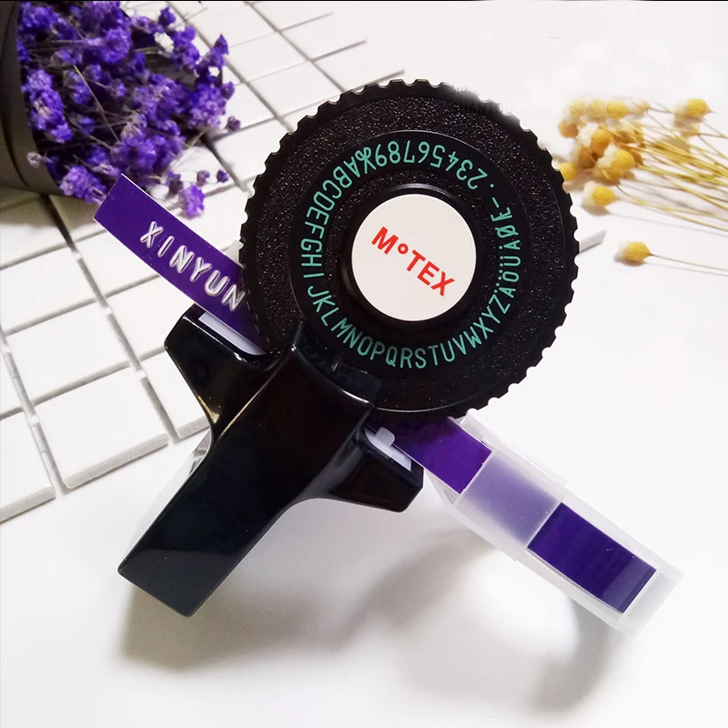 Online MoTeX impresora de etiquetas Mini mano DIY cinta decorativa Manual máquina de escribir con un rollo de cinta negra envío gratuito