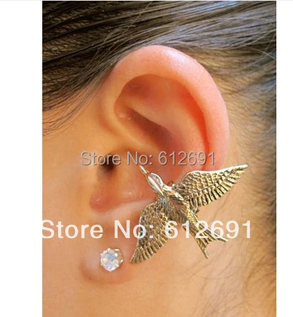 Колибри крупным планом. Тату птицы за ухом. Птица с ушными раковинами. Пернатые ушки арт. Странные птицы.