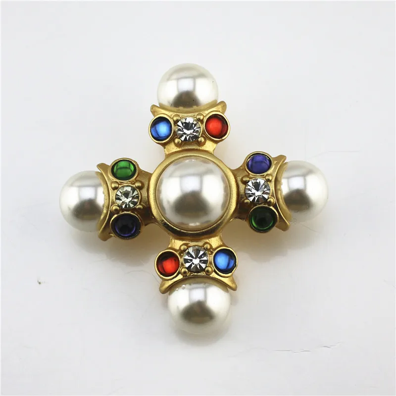 

Palace retro style simple atmosphere bar imitation pearl color diamonds dull gold cross brooch 2019 new