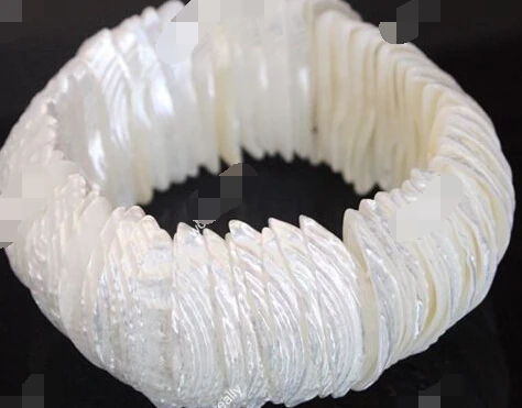 

N1649 Pretty Handmade White Sea Shell Stretchy Bracelet (A0427)