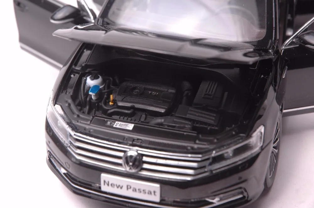 Volkswagen Passat 2016 car model in scale 118 (3)