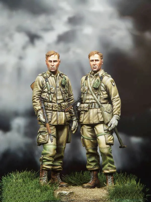 1/35 Scale Unpainted Resin Figure WWII U.S Paratrooper 2 figuresin