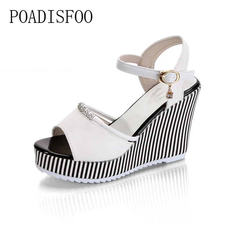 melhor POADISFOO 2018 Sandálias de verão cunhas plataforma das mulheres À Prova D Água 10 cm Super salto alto Calçados femininos Sandálias Gingham PVC. HYKL 922