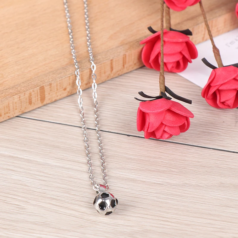 Спортивное ожерелье футбольный кулон с цепочкой ожерелье Футбол Мужчины/Женщины Спорт мяч ювелирные изделия золото/силивер цвет - Цвет: silver