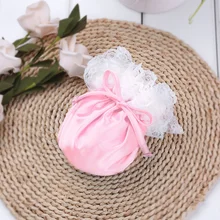 Мужские эластичные атласные со шнурком C-String Цветочные кружевные трусики для Сисси горячие сексуальные гей купальники Мужской пенис, выпуклость мешок мини нижнее белье