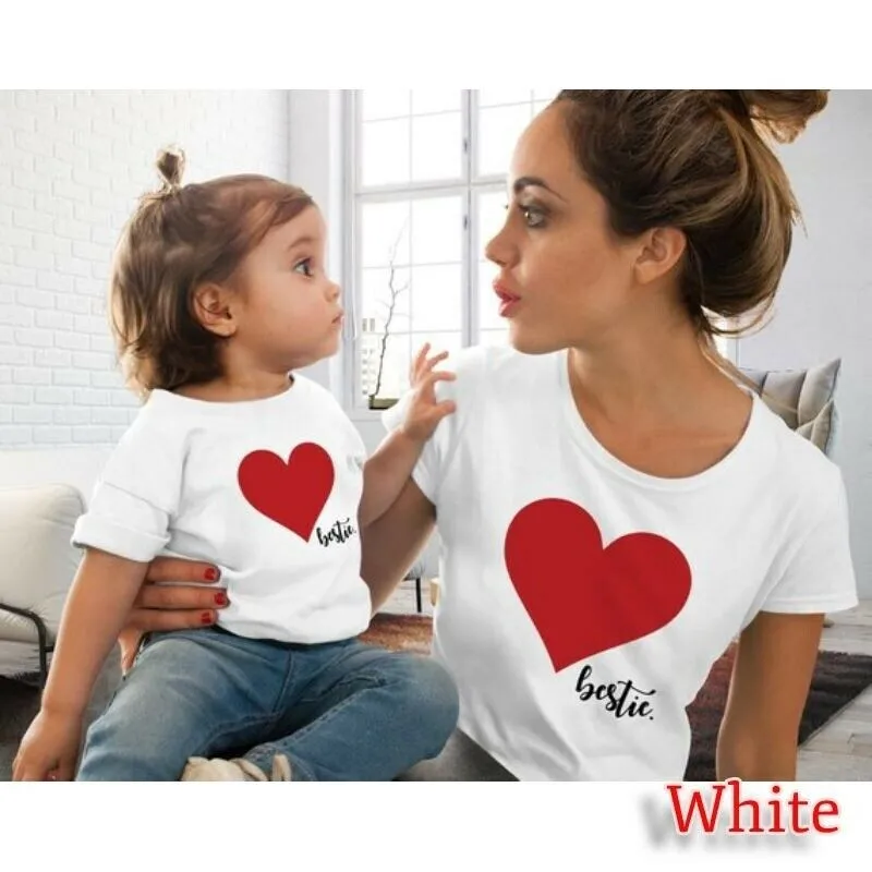 Семейные комплекты для мамы и дочки; футболка с принтом сердца; топы; блузка; Одинаковая одежда для мамы и дочки; Модная одежда с круглым вырезом