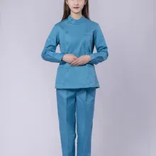 Больничные медсестры носят белые пальто с короткими рукавами с длинными рукавами