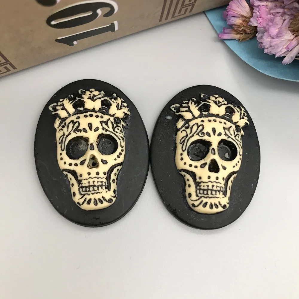 

Free shipping!resin Beautiful Skull Cameo.Resin cameo black background Flatback Cabochon for Necklace Pendant.Jewelry.DIY30*40mm