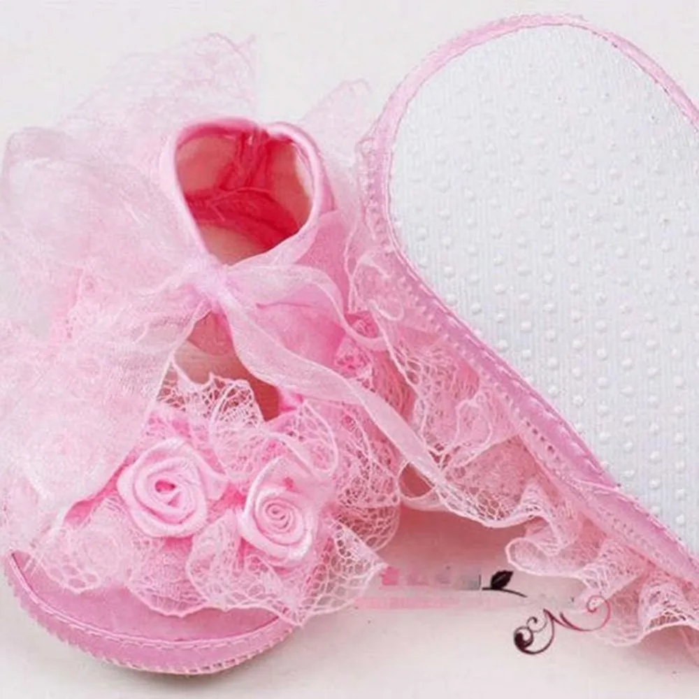 Обувь для маленьких девочек; обувь для малышей с розовыми и белыми цветами и кружевом; обувь для новорожденных; детская обувь принцессы; обувь для малышей с мягкой подошвой