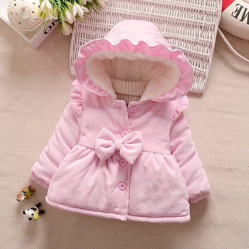 

The baby girl is wearing a solid colour corduroy cotton-padded jacket