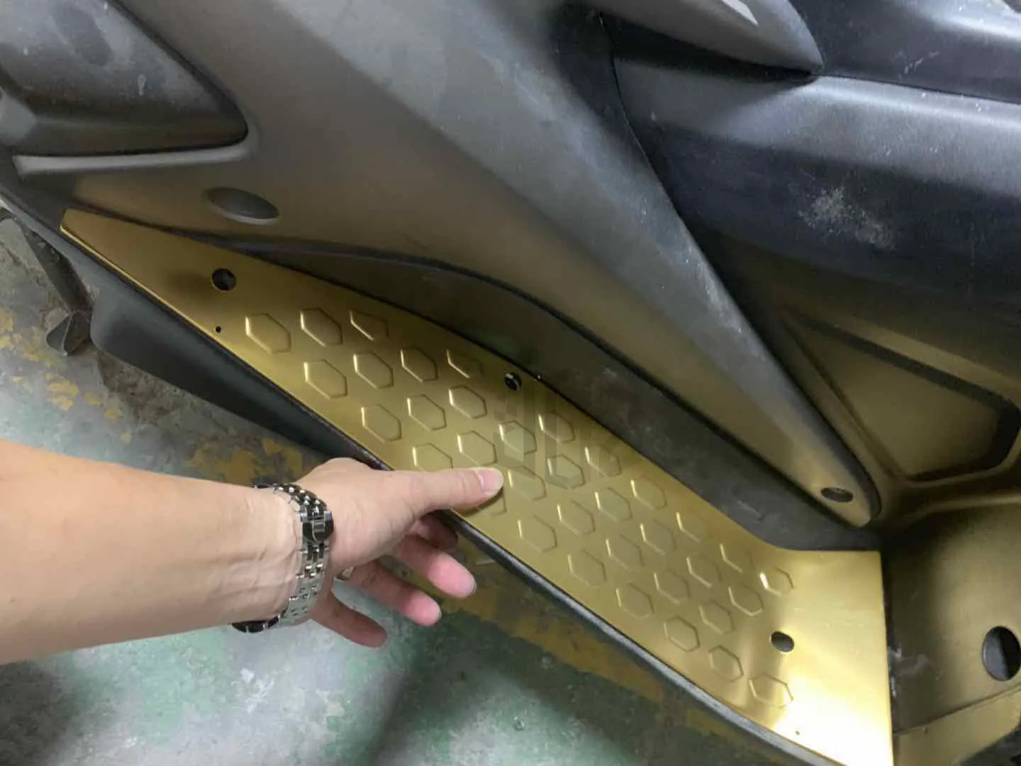 Мотоциклетные алюминиевые коврики для ног ножная педаль подставки шаг педаль пластина подножки для YAMAHA NVX155 AEROX155 модифицированные аксессуары золото