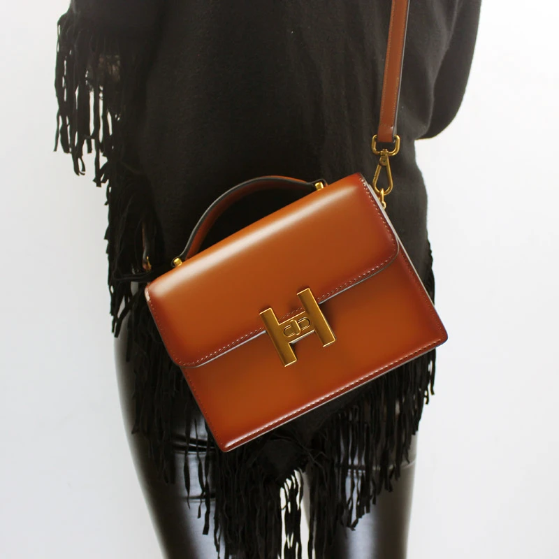 2018 New H Buckle Retro Messenger Leather Small Square Bag Hand
