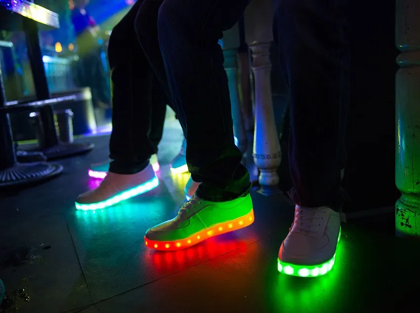 кроссовки со светящейся подошвой. фосфорная краска. под который светится. флуоресцентная одежда. ленты светящиеся в темноте.