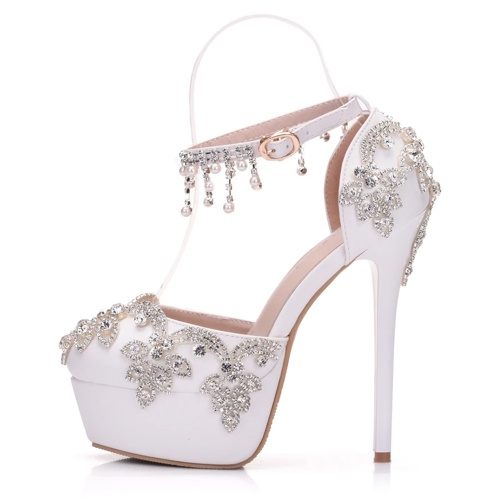 Летние босоножки со стразами; белые свадебные женские туфли с круглым носком; модельные туфли на высоком каблуке со стразами; стразы; ремешки на лодыжке