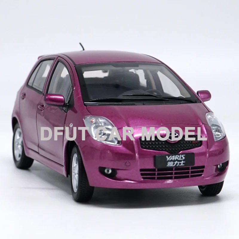 Литая модель автомобиля YARIS 1:18 из сплава детского игрушечного оригинальные