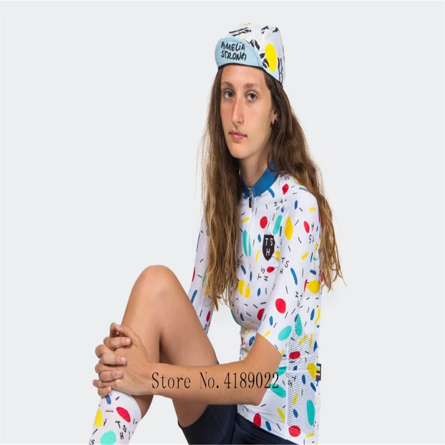 Mädchen deben dem Ufer Mädchen deben dem Ufer