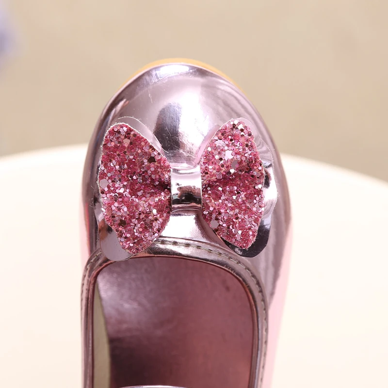 Весенне-Осенняя детская кожаная обувь с бантом для девочек; модные тонкие туфли с яркими бриллиантами; цвет золотой, серебряный, розовый;