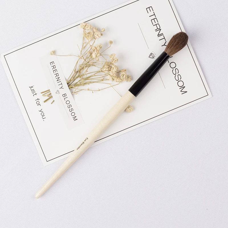BOBBI BROWN EYE BLENDER BRUSH _ 1