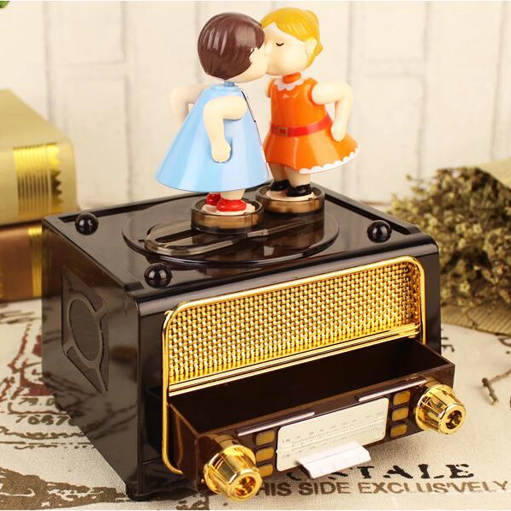 Romantic Couple Retro Radio Model Mechanical Music Box Gift Choosing, 13x12x16cm/5.12x 4.72 x 6.30inch