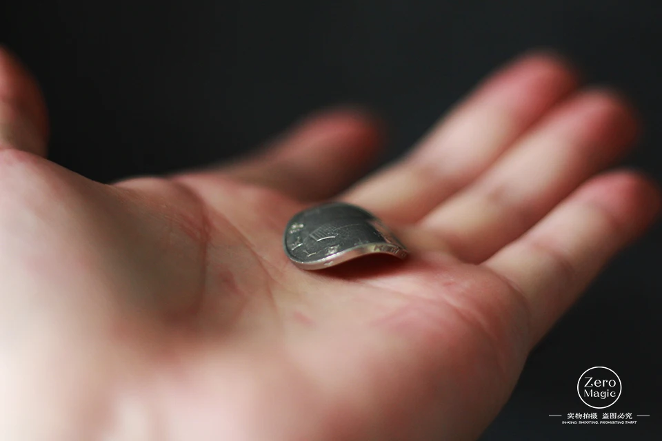

Coin Bender Bend Borrowed Signed Coin Magia Magician Close Up Illusions Gimmick Props Mentalism Funny Magic Tricks