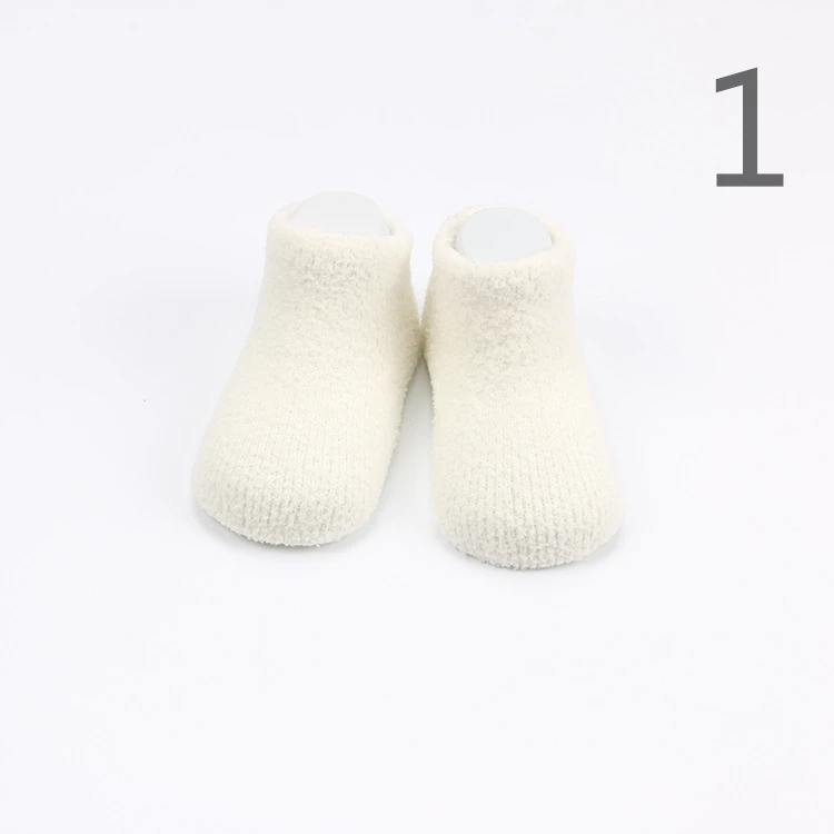 

A pair of new children's socks in autumn and winter1