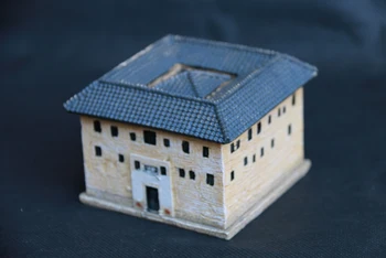 

Hot Great Building China Fujian Yongding Hakka Tulou Earthen Building World Heritage Square PVC Figure Model Ashtray