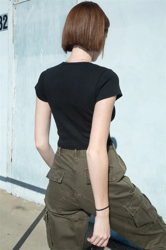 Женская мягкая и эластичная хлопковая укороченная футболка с v-образным вырезом и кружевной отделкой