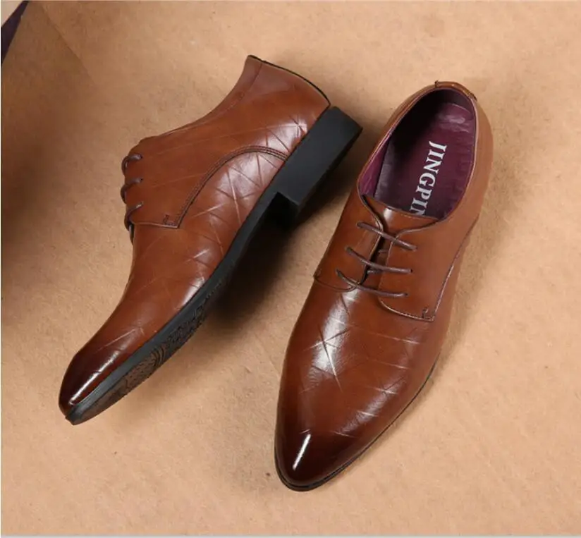 Лидер продаж; мужские кожаные туфли; Мужские модельные туфли в британском стиле; туфли на плоской подошве с острым носком на шнуровке; 2 цвета; большие размеры 38-47