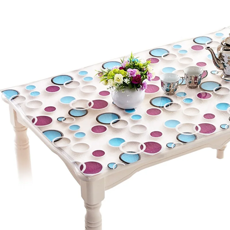 прозрачная скатерть на темном столе. прозрачная скатерть. модные скатерти. силиконовая скатерть. скатерть на журнальный столик.