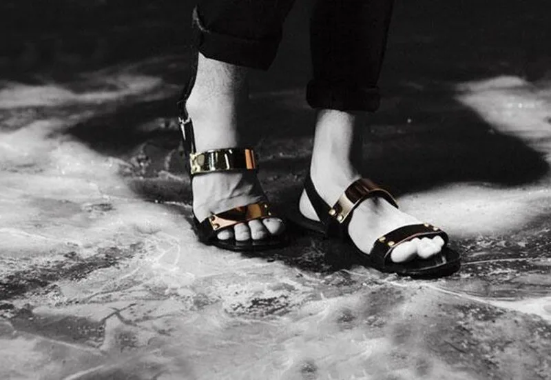 SHOOEGLE/летние мужские Нескользящие пляжные туфли модные сандалии на плоской подошве с металлическим украшением повседневные кожаные шлепанцы Мужские EU38-EU46