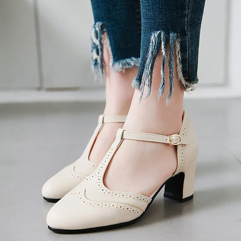 Летние босоножки; обувь с перфорацией в британском стиле; винтажные женские туфли-лодочки из искусственной кожи в стиле ретро на высоком квадратном каблуке с круглым носком и Т-образной пряжкой