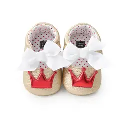 Модная обувь красного цвета для новорожденных; кроссовки из искусственной кожи с бантом-бабочкой для девочек и мальчиков; популярные моксы